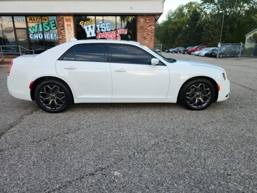 2018 Chrysler 300 S photo 1