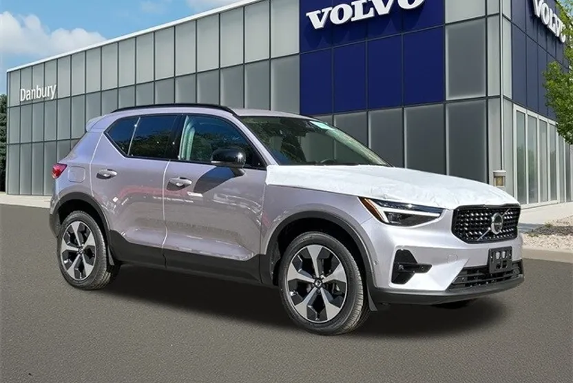 2026 Volvo XC40 Plus photo 1