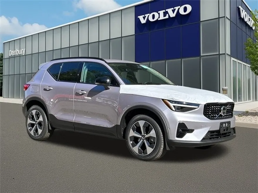 2026 Volvo XC40 Plus photo 1
