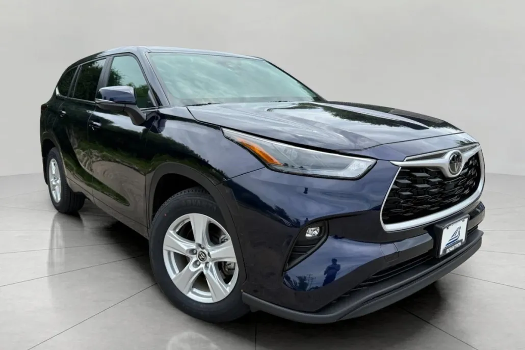 2023 Toyota Highlander L photo 1