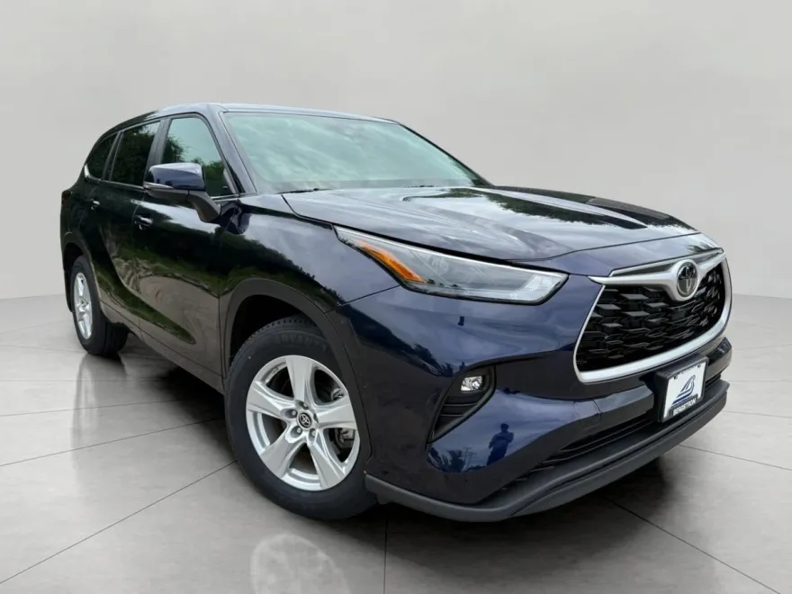 2023 Toyota Highlander L photo 1