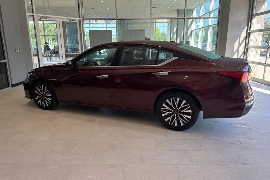 2024 Nissan Altima 2.5 SV photo 1