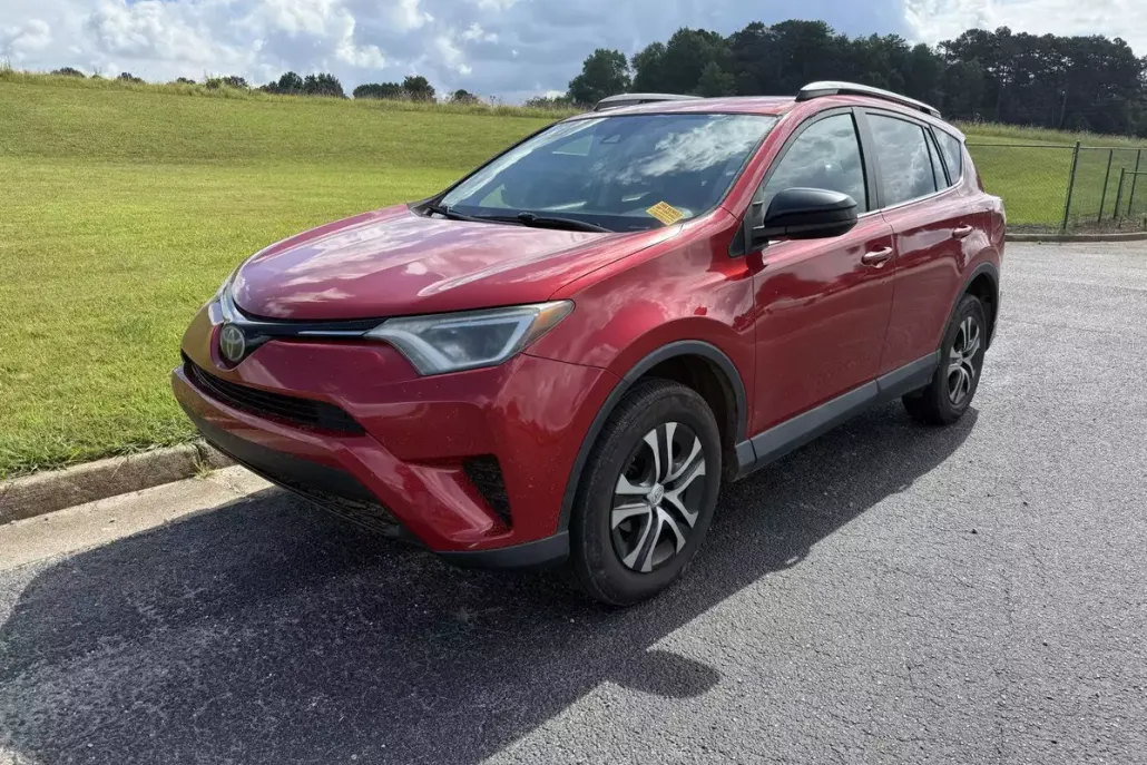 2017 Toyota RAV4 LE photo 1