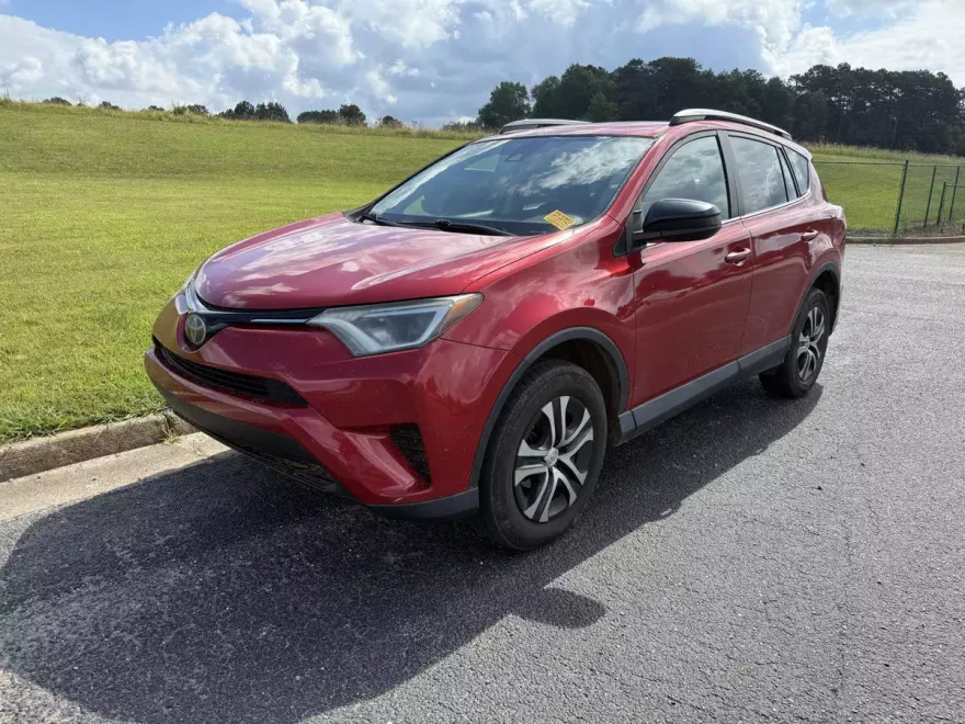 2017 Toyota RAV4 LE photo 1
