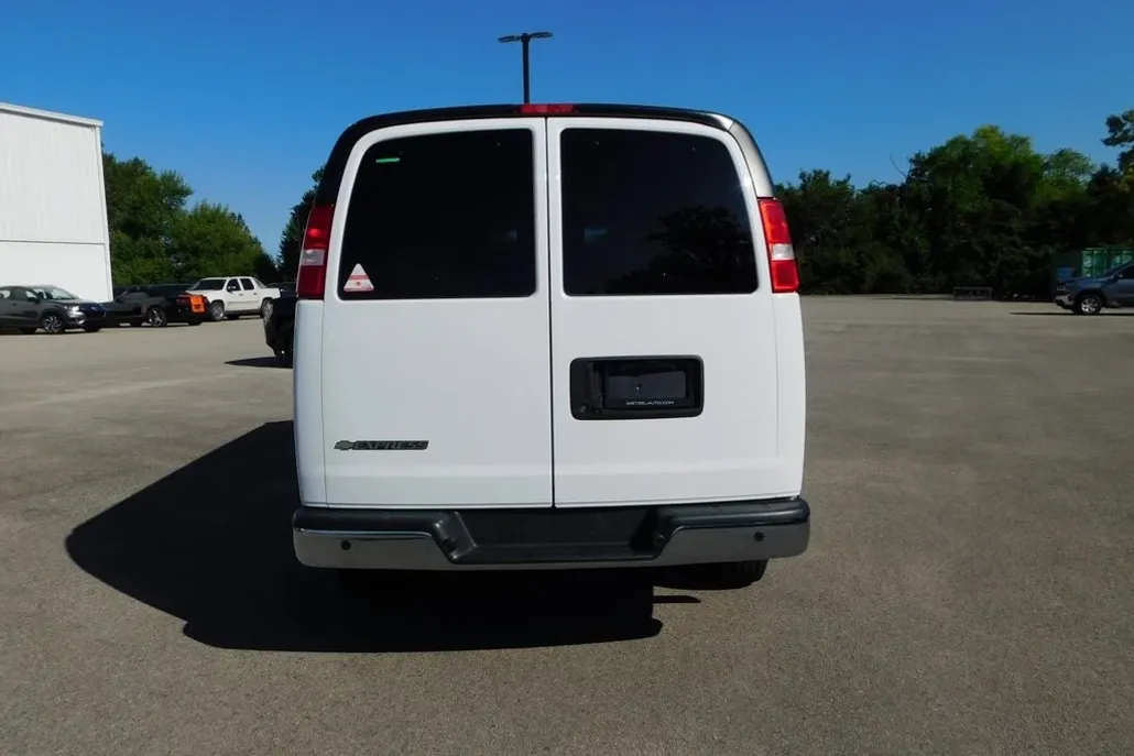2022 Chevrolet Express 3500 LS photo 1