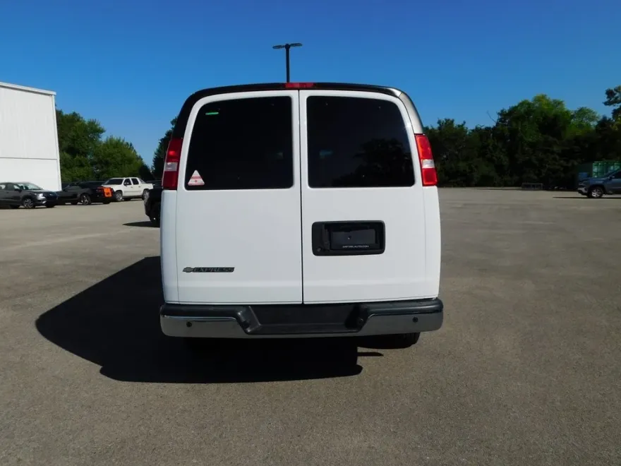 2022 Chevrolet Express 3500 LS photo 1