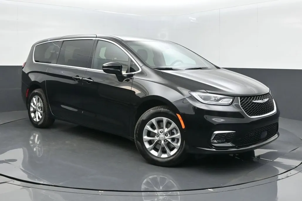 2026 Chrysler Pacifica photo 1