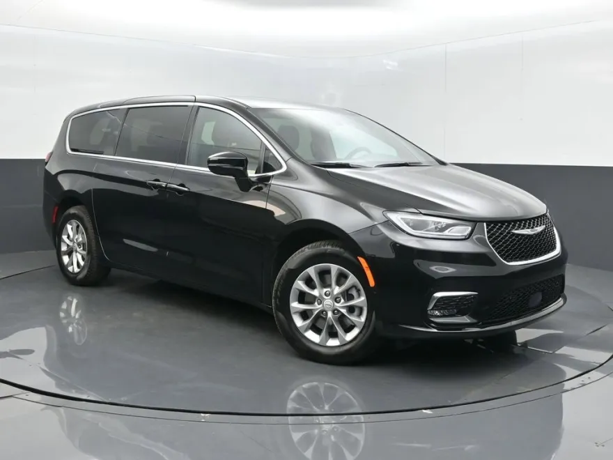 2026 Chrysler Pacifica photo 1