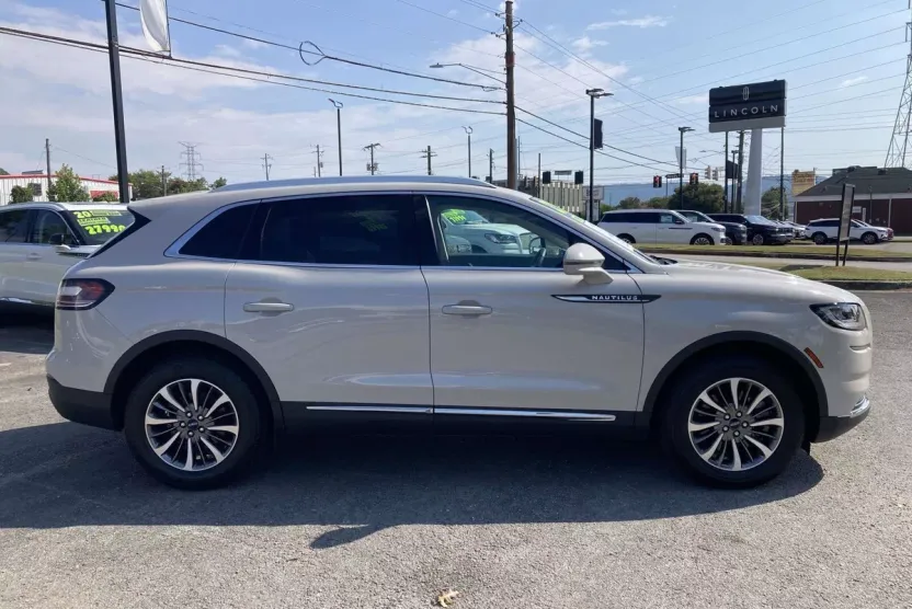 2022 Lincoln Nautilus Standard photo 1
