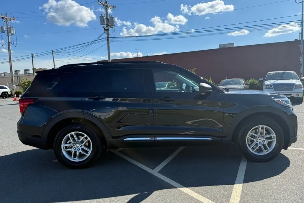 2025 Ford Explorer photo 1