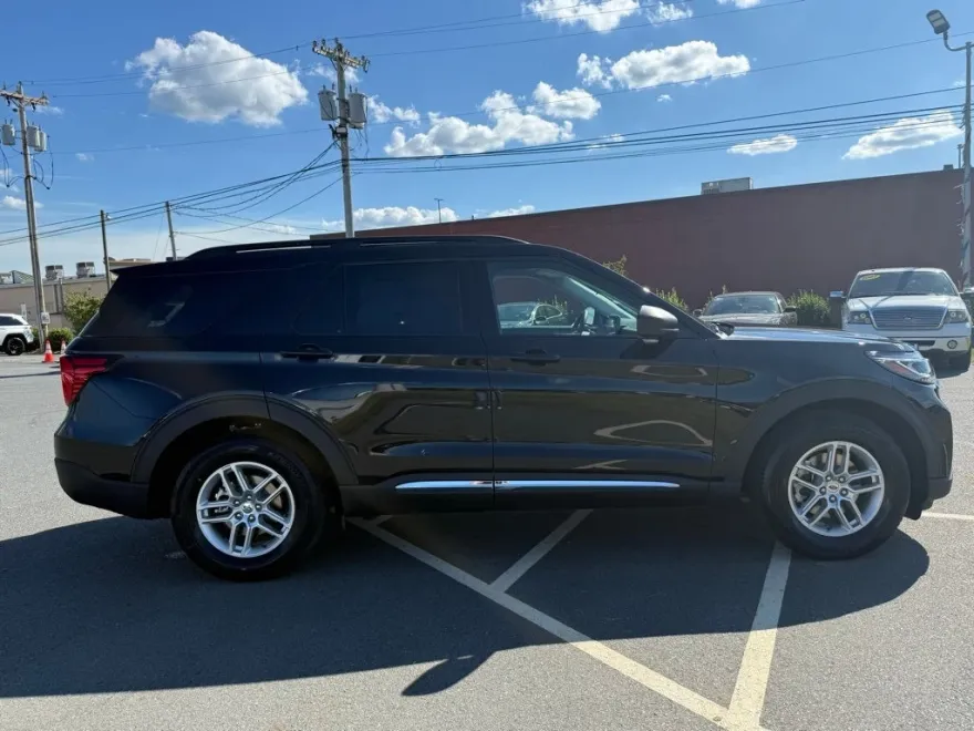 2025 Ford Explorer photo 1