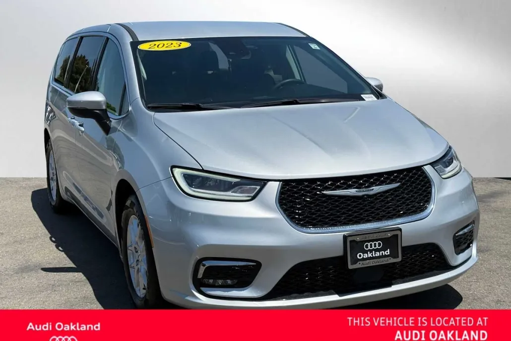 2023 Chrysler Pacifica Touring L photo 1