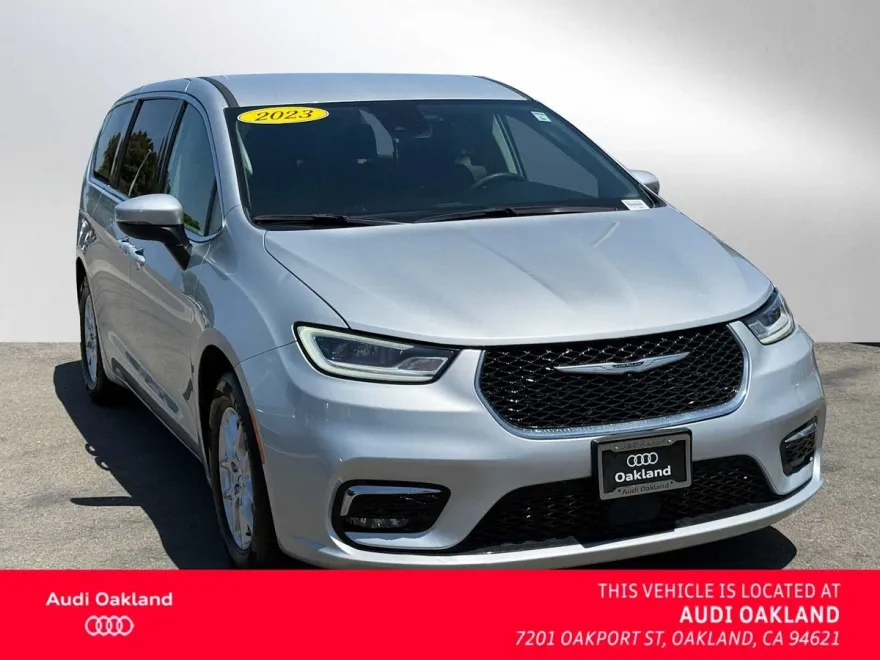 2023 Chrysler Pacifica Touring L photo 1