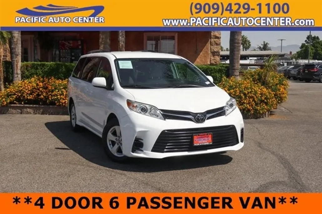 2019 Toyota Sienna LE photo 1