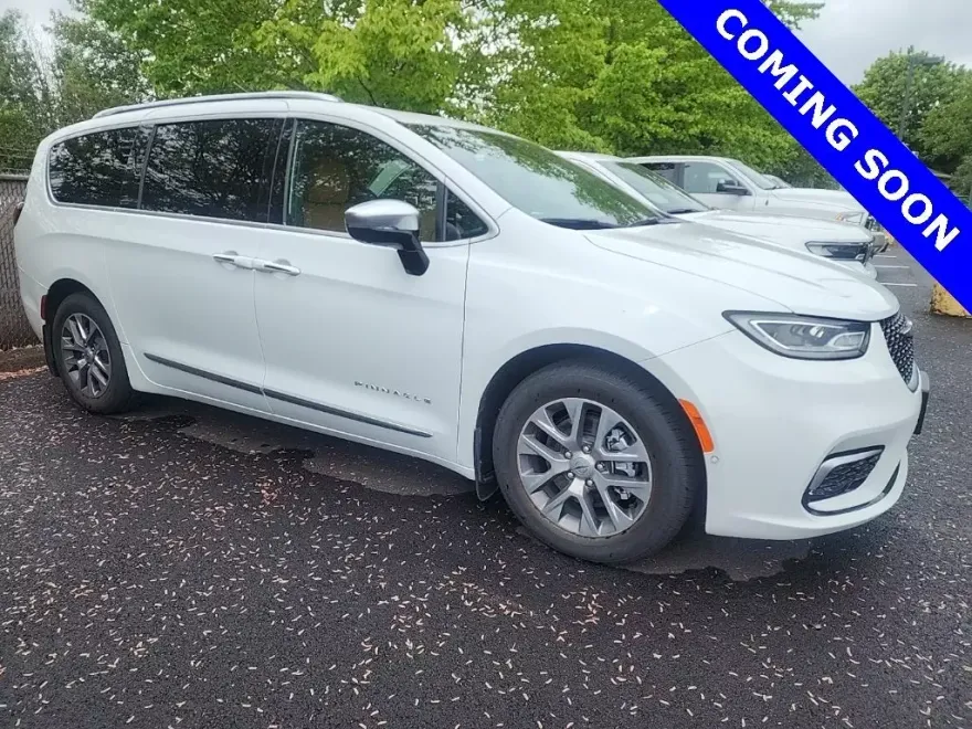 2023 Chrysler Pacifica Hybrid Pinnacle photo 1