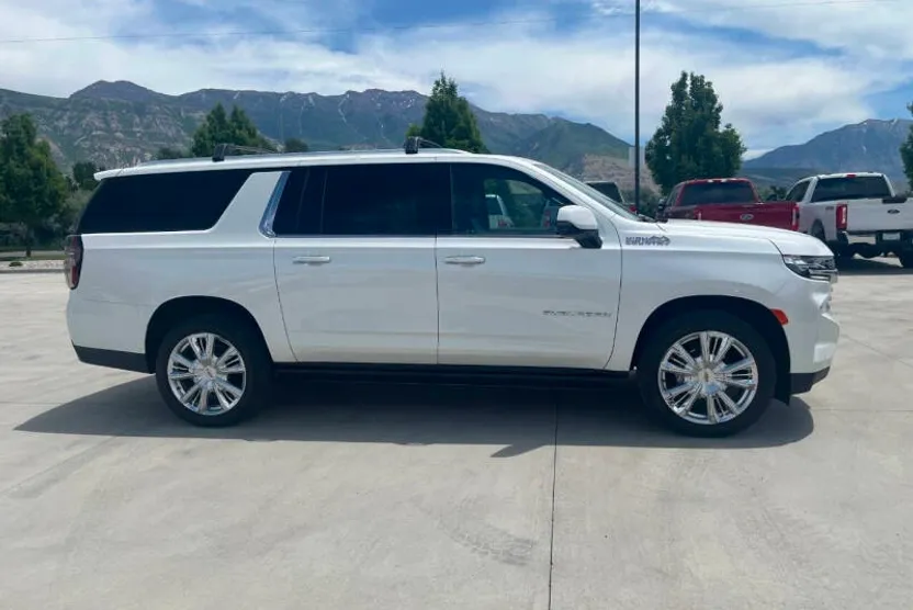 2023 Chevrolet Suburban High Country photo 1