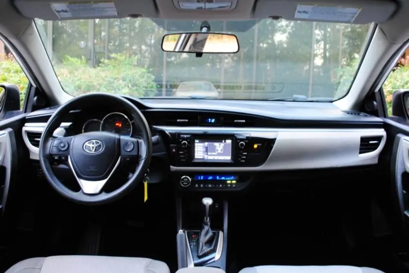 2015 Toyota Corolla LE photo 1