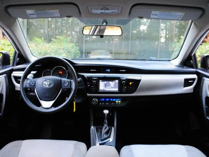 2015 Toyota Corolla LE photo 1