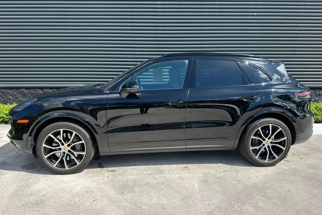 2023 Porsche Cayenne S photo 1