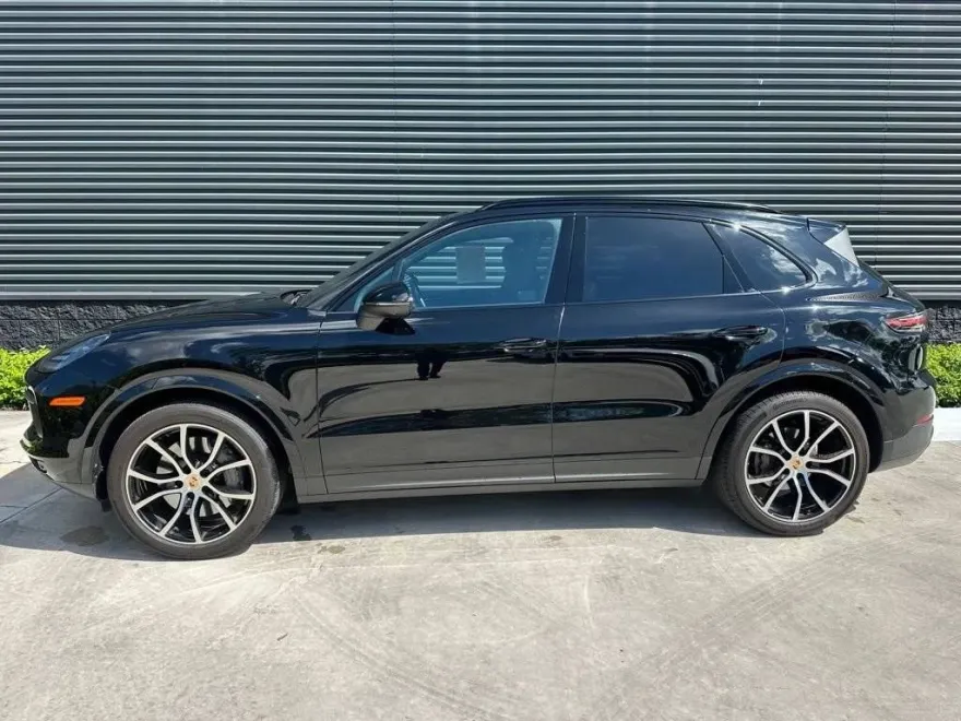 2023 Porsche Cayenne S photo 1