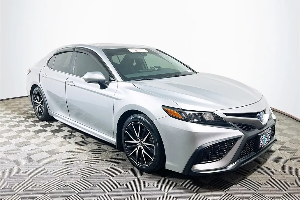 2023 Toyota Camry Hybrid SE photo 1