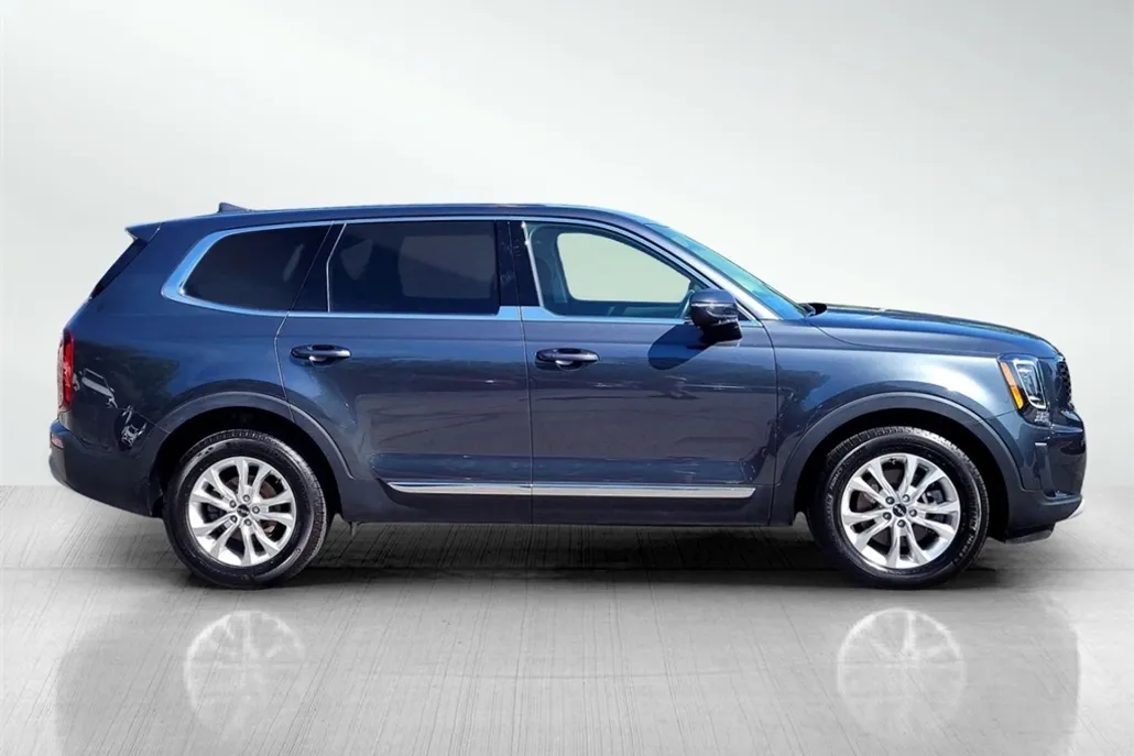 2022 Kia Telluride LX photo 1