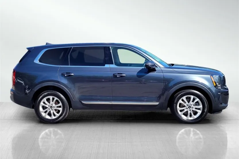 2022 Kia Telluride LX photo 1
