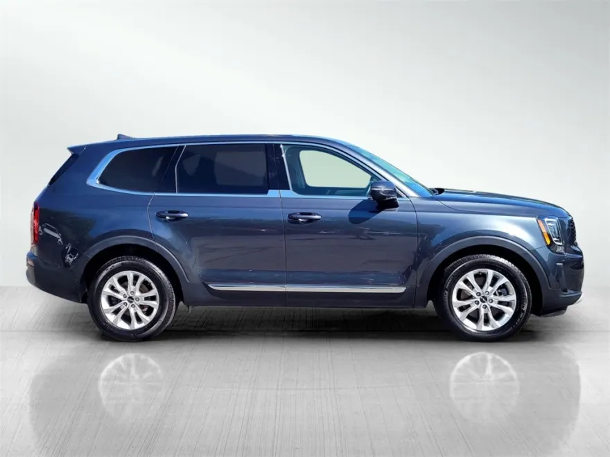 2022 Kia Telluride LX photo 1