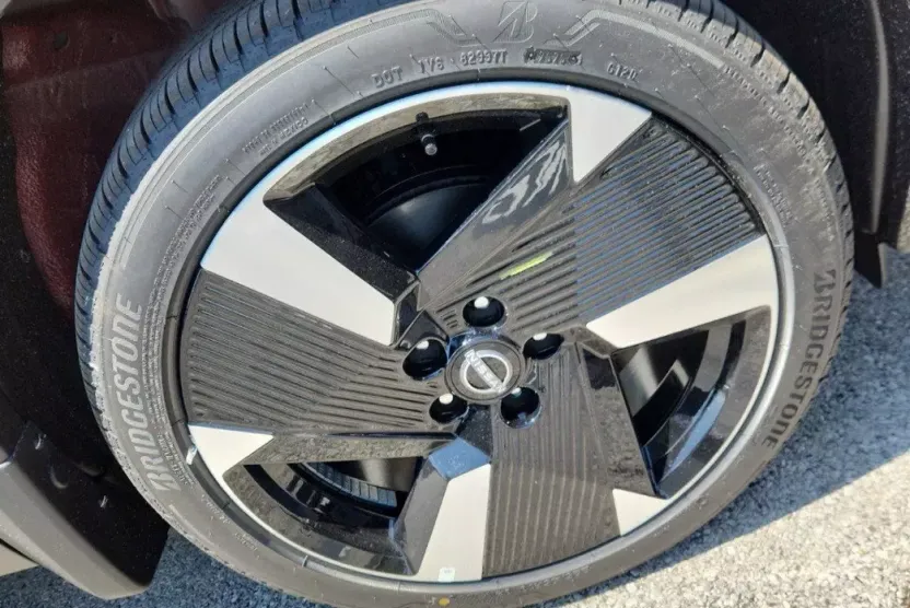 2025 Nissan Kicks SR photo 1
