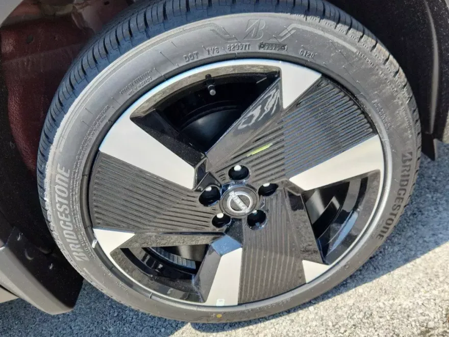 2025 Nissan Kicks SR photo 1