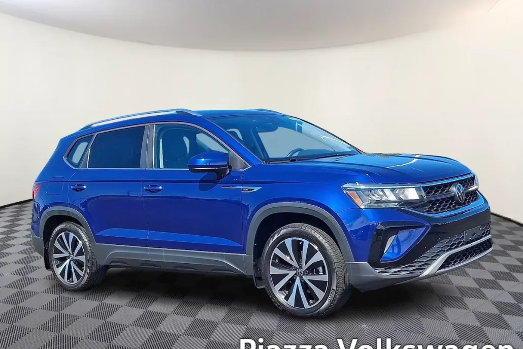 2023 Volkswagen Taos SE photo 1