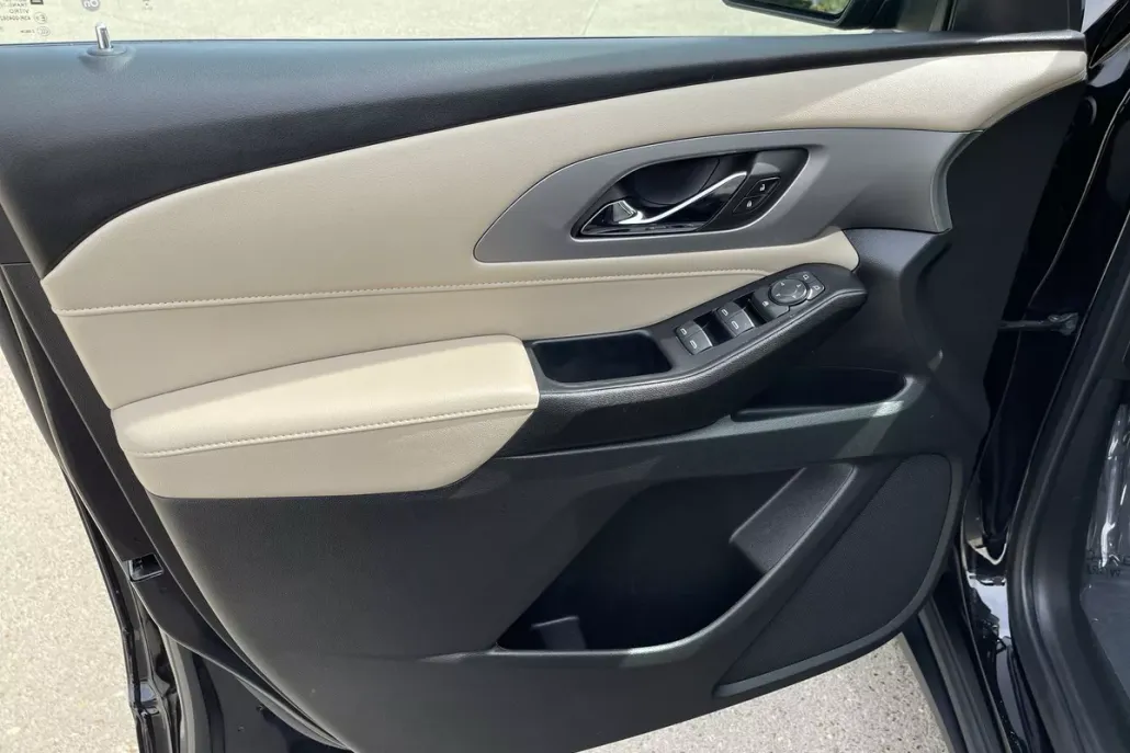 2022 Chevrolet Traverse LS photo 1