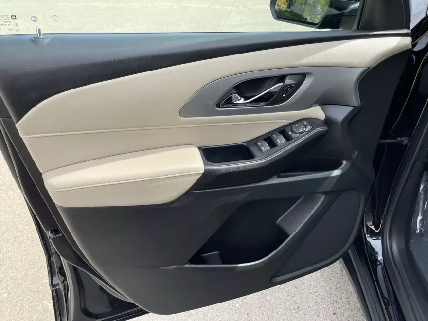 2022 Chevrolet Traverse LS photo 1