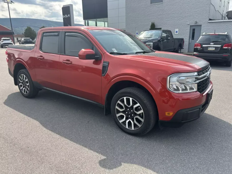 2023 Ford Maverick Lariat photo 1