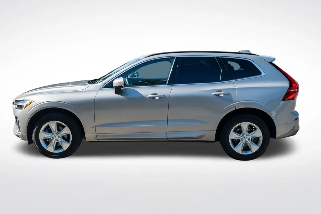 2022 Volvo XC60 B5 Momentum photo 1