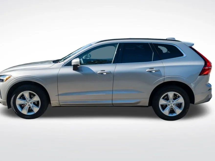 2022 Volvo XC60 B5 Momentum photo 1