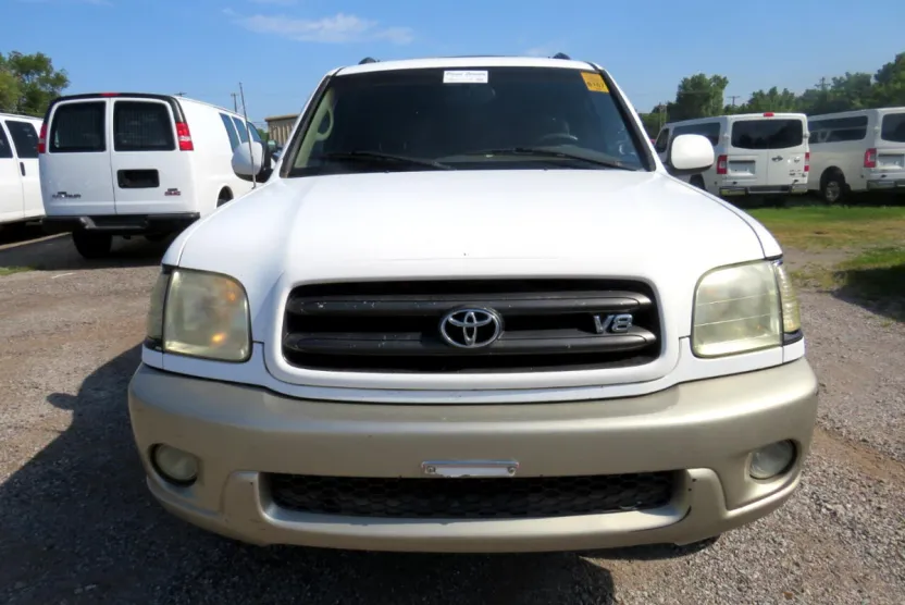 2001 Toyota Sequoia SR5 photo 1