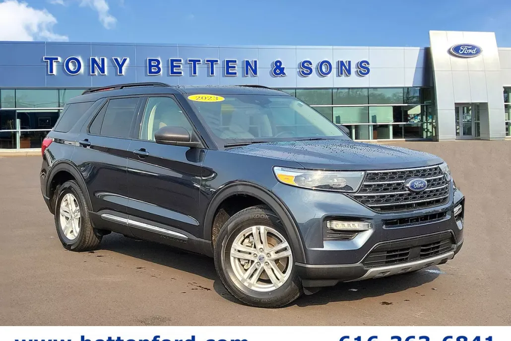 2023 Ford Explorer XLT photo 1
