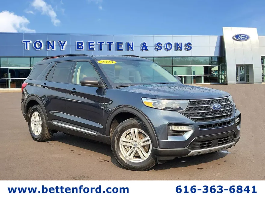2023 Ford Explorer XLT photo 1