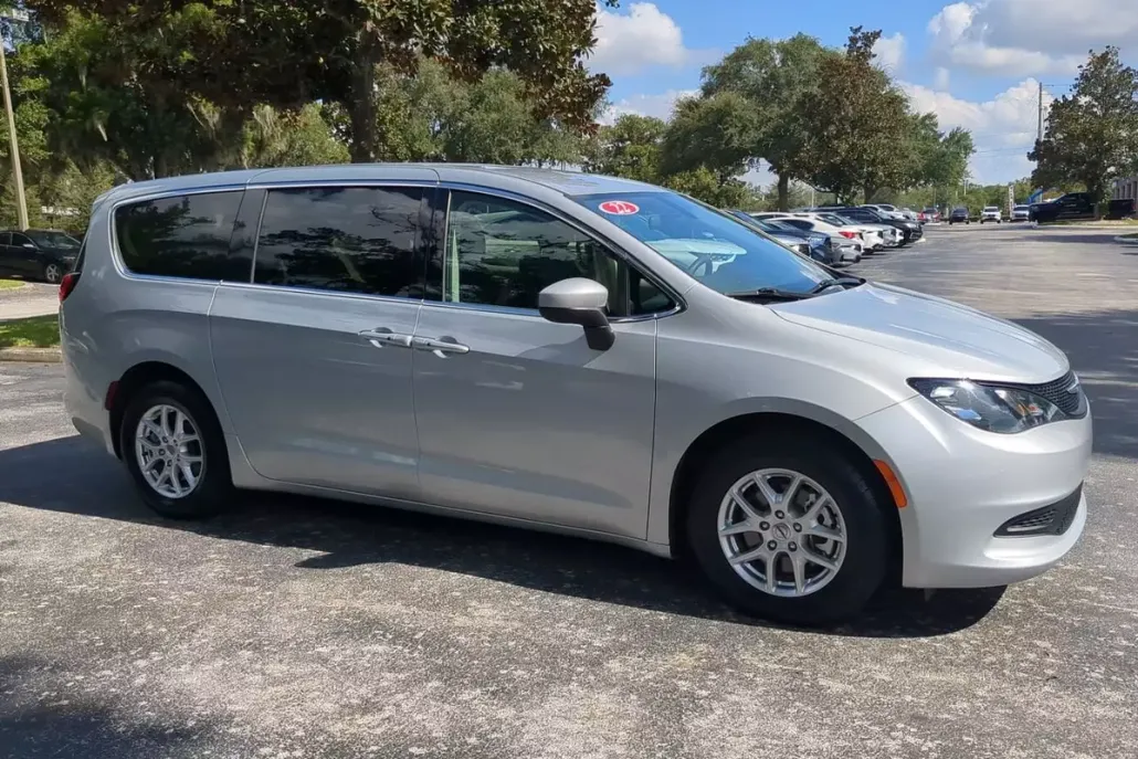 2022 Chrysler Voyager LX photo 1