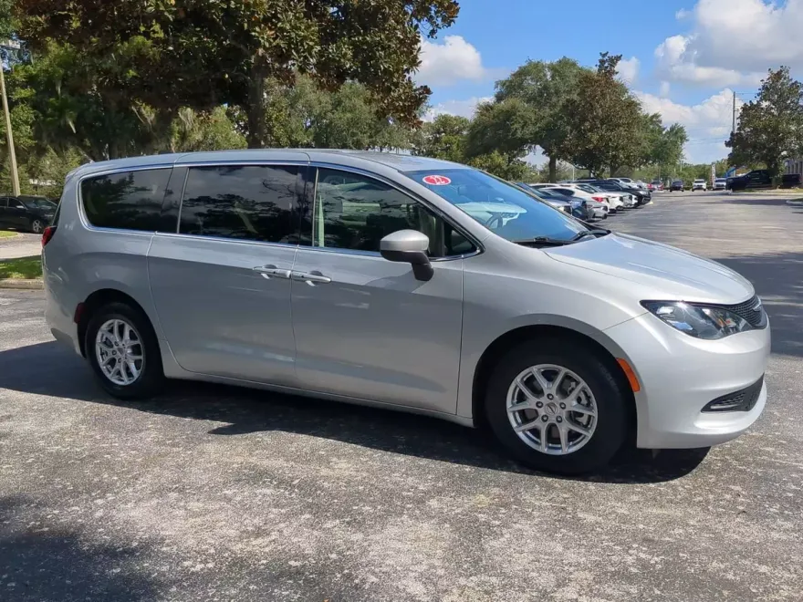 2022 Chrysler Voyager LX photo 1