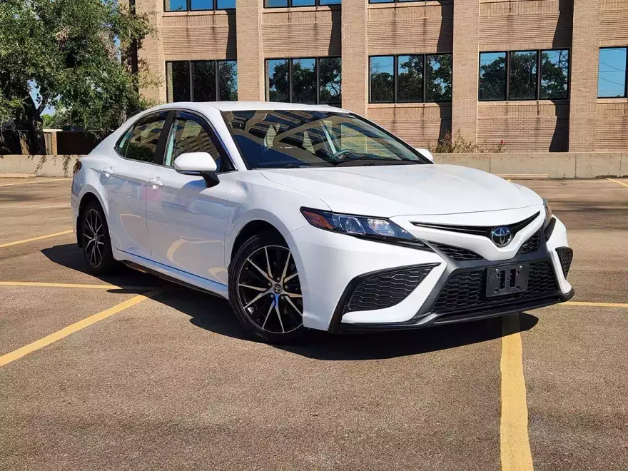 2023 Toyota Camry SE photo 1