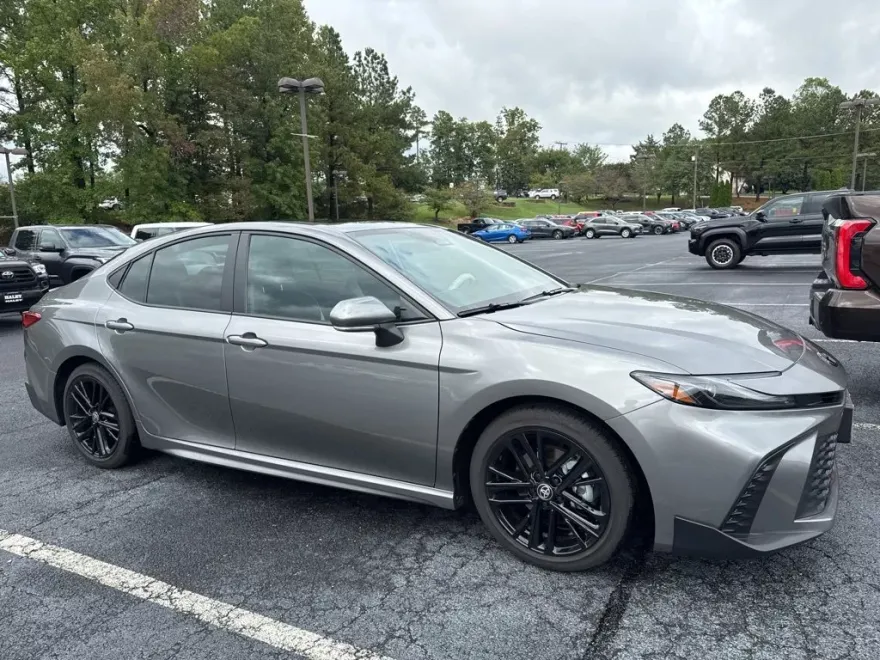 2025 Toyota Camry SE photo 1