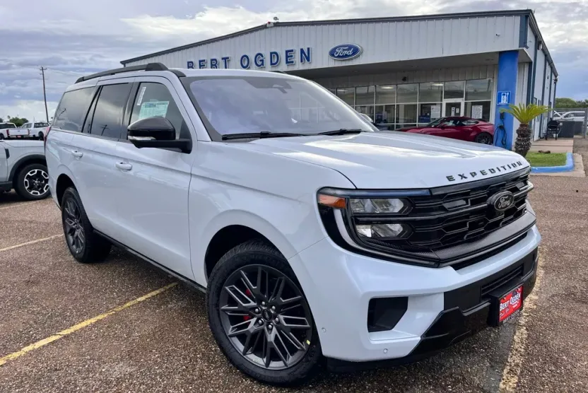 2025 Ford Expedition Platinum photo 1