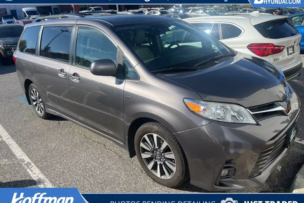 2019 Toyota Sienna XLE Premium photo 1