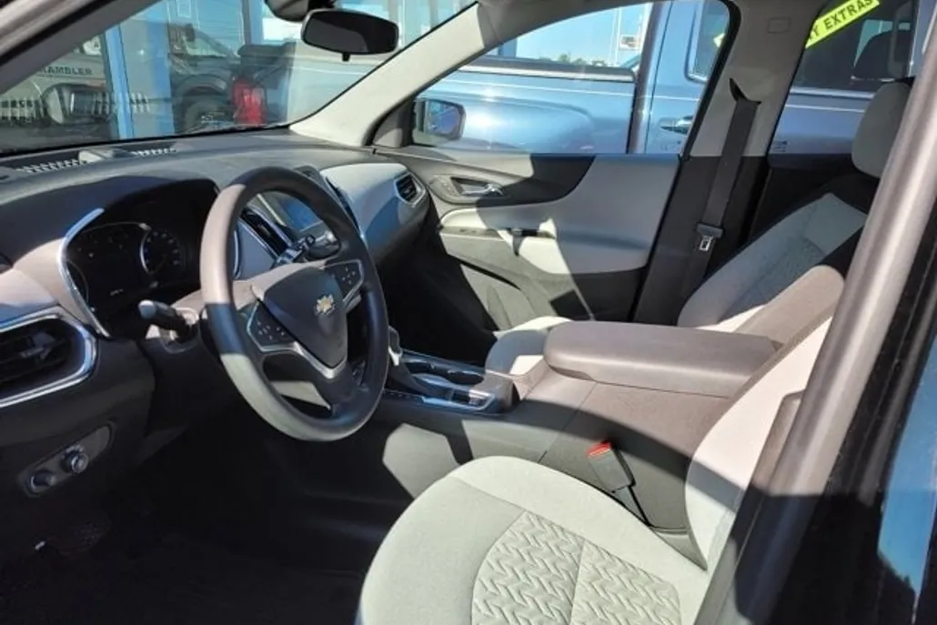 2023 Chevrolet Equinox LS photo 1