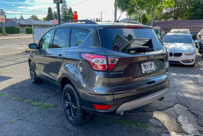 2017 Ford Escape SE Sport photo 1