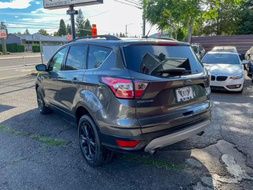 2017 Ford Escape SE Sport photo 1