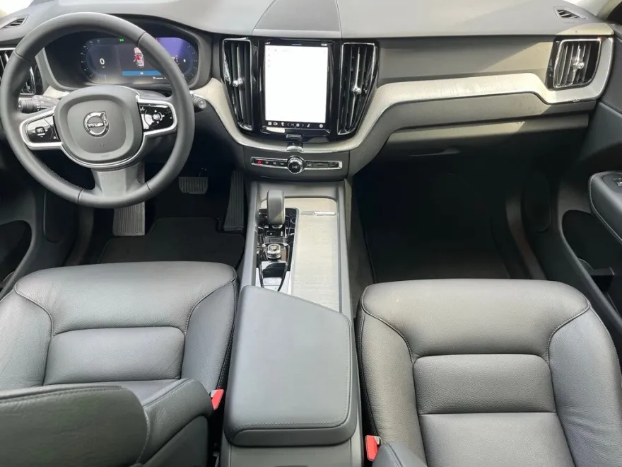 2025 Volvo XC60 B5 Plus photo 1