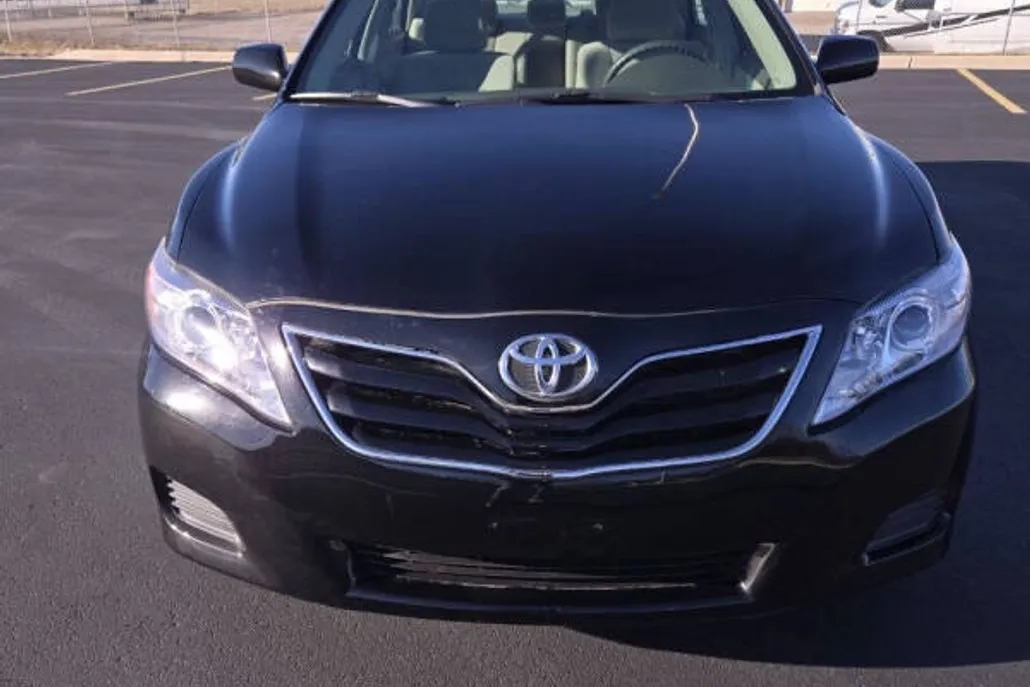 2011 Toyota Camry LE photo 1